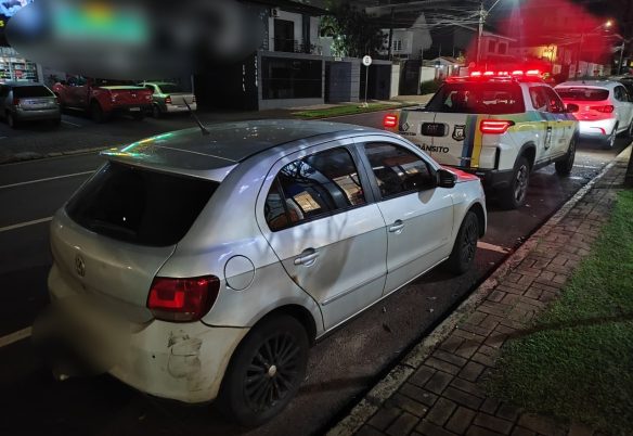 Gol com R$ 27 mil em débitos é abordado pela Transitar em Cascavel
