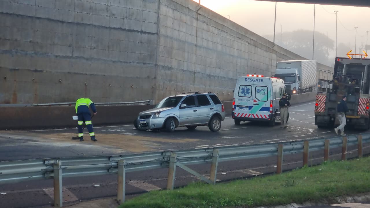 EcoSport bate de frente com caminhão e acidente interdita acesso à BR-369 no Trevo Cataratas