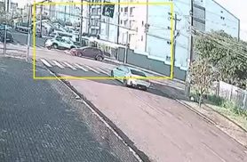 Câmera flagra Pulse quase tombando após colisão com Punto na Rua Manaus