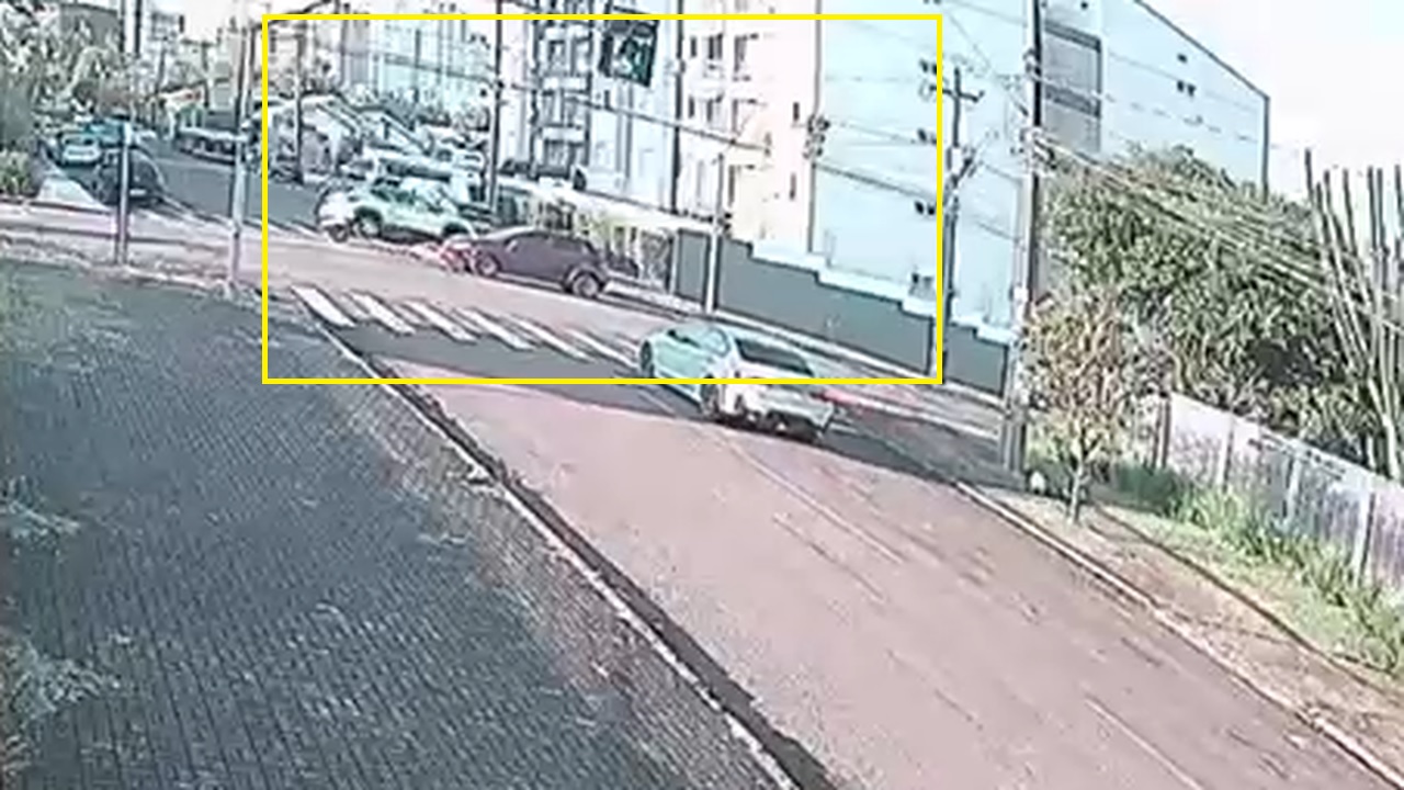 Câmera flagra Pulse quase tombando após colisão com Punto na Rua Manaus