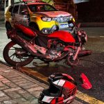 Motociclista com sinais de embriaguez bate em poste, parte para cima de policiais e acaba preso Imagem relativa a Motociclista com sinais de embriaguez bate em poste, parte para cima de policiais e acaba preso