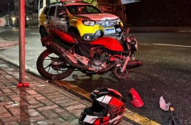 Motociclista com sinais de embriaguez bate em poste, parte para cima de policiais e acaba preso Motociclista com sinais de embriaguez bate em poste, parte para cima de policiais e acaba preso