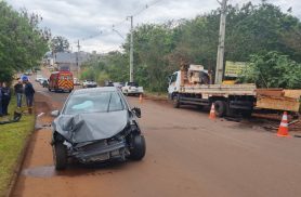 HB20 bate na traseira de caminhão estacionado no Loteamento Belmonte, em Cascavel