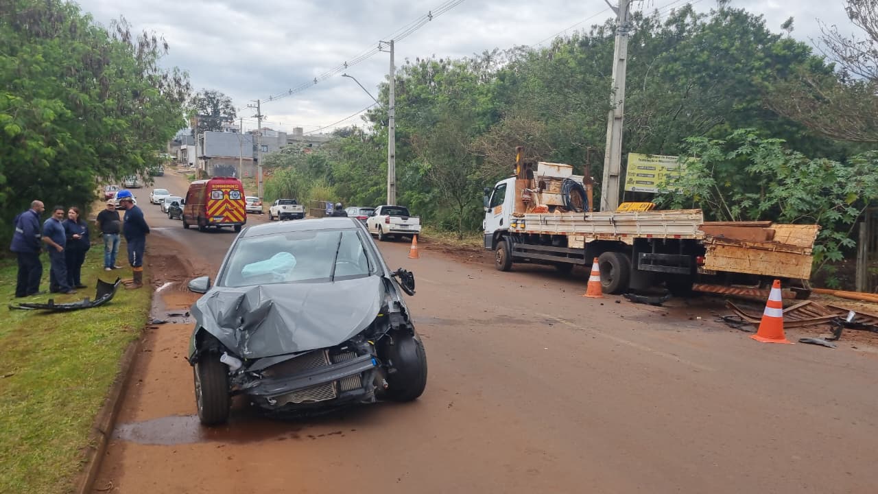 HB20 bate na traseira de caminhão estacionado no Loteamento Belmonte, em Cascavel
