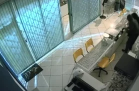 Loja de óculos e semijoias é furtada durante a madrugada; criminosos levaram cerca de 70 peças