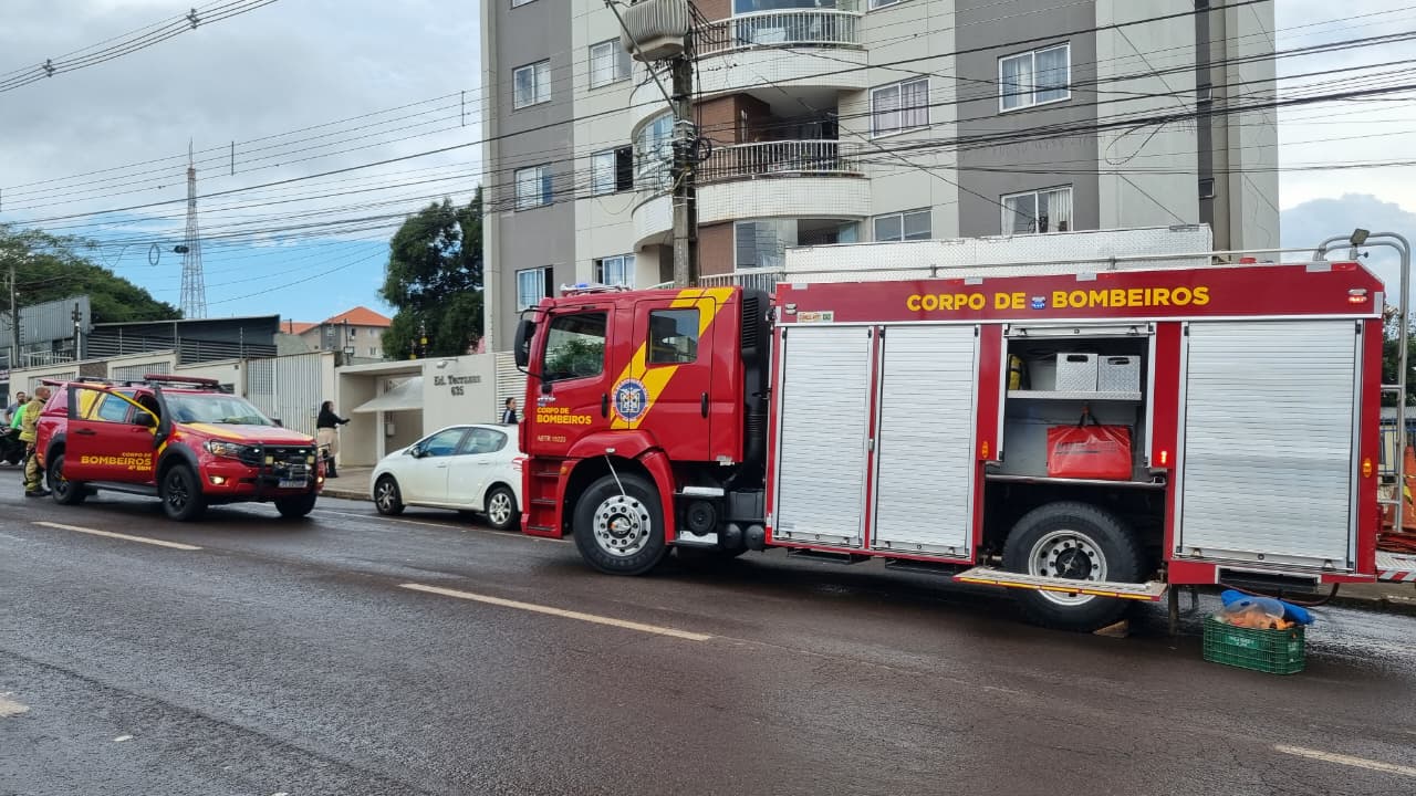 Ford Ka é destruído em incêndio dentro de garagem de edifício