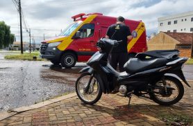 Motociclista fica ferida após acidente entre carro e moto no Santa Cruz