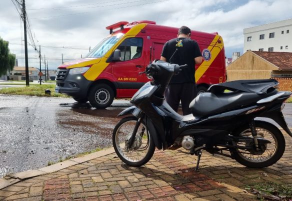 Motociclista fica ferida após acidente entre carro e moto no Santa Cruz