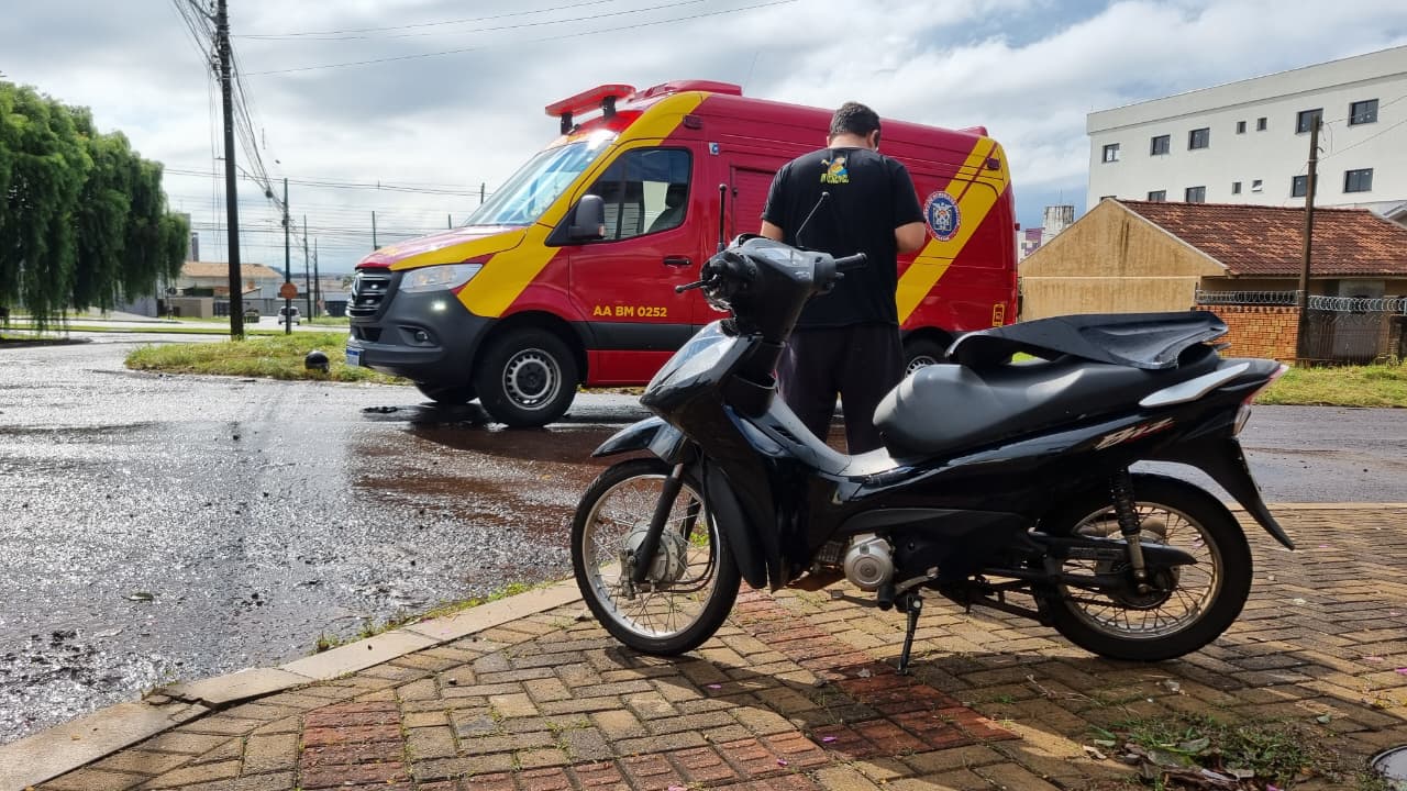 Motociclista fica ferida após acidente entre carro e moto no Santa Cruz