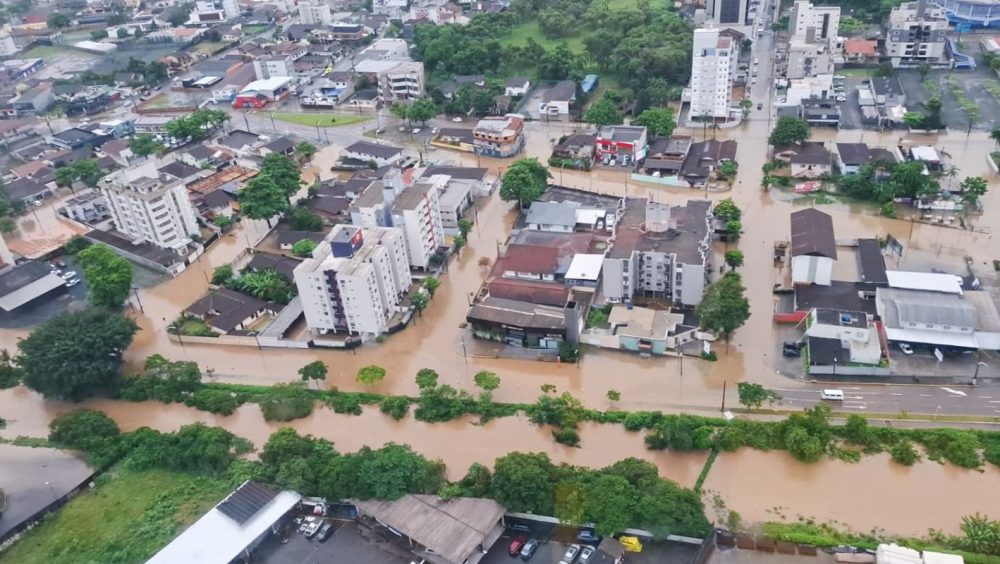 Frente fria oscila sobre SC e traz risco de temporais e enxurradas Imagem referente a Frente fria oscila sobre SC e traz risco de temporais e enxurradas