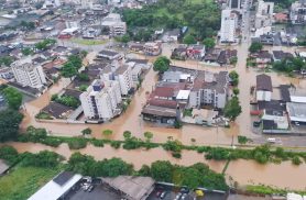 Frente fria oscila sobre SC e traz risco de temporais e enxurradas Frente fria oscila sobre SC e traz risco de temporais e enxurradas