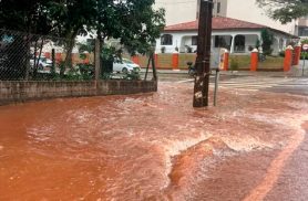 Rua Manoel Ribas alaga durante forte temporal em Cascavel