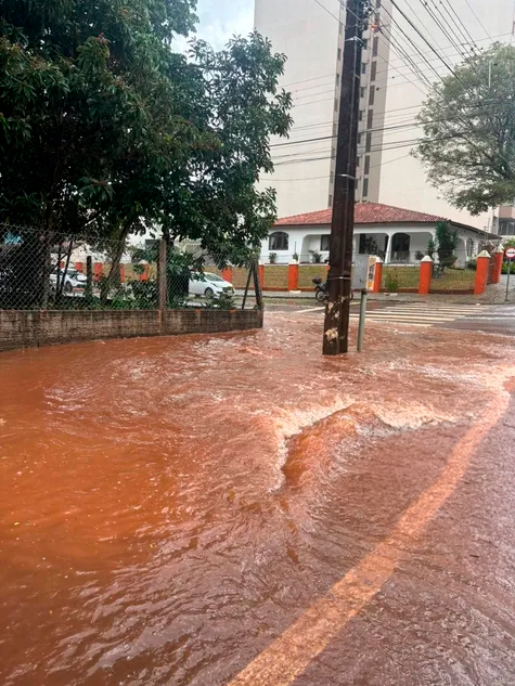 Rua Manoel Ribas alaga durante forte temporal em Cascavel