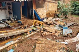 Parede de residência desaba após forte chuva com granizo em Cascavel