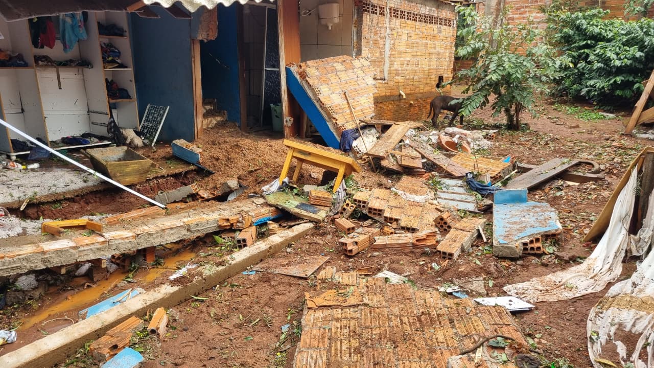 Parede de residência desaba após forte chuva com granizo em Cascavel