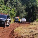 Homem com perna amputada é encontrado morto, amarrado e queimado em área de mata no PR Imagem relativa a Homem com perna amputada é encontrado morto, amarrado e queimado em área de mata no PR