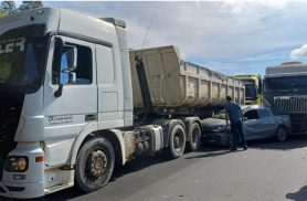Engavetamento envolve cinco veículos na BR-376 após formação de fila causada por outro acidente