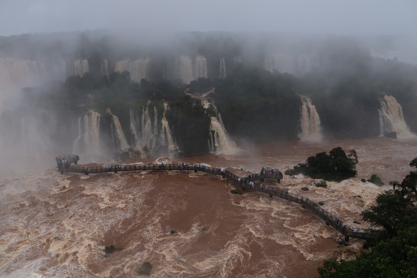 Vazão das Cataratas do Iguaçu chega a 5,7 milhões de litros por segundo; Veja imagens!