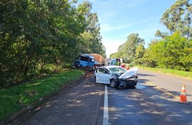 Colisão frontal durante ultrapassagem deixa motorista ferido na BR-376, em Paranavaí