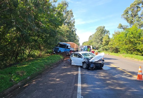 Colisão frontal durante ultrapassagem deixa motorista ferido na BR-376, em Paranavaí