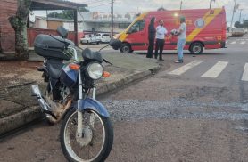 Motociclista fica ferida após ser arremessado em colisão contra carro no Periolo
