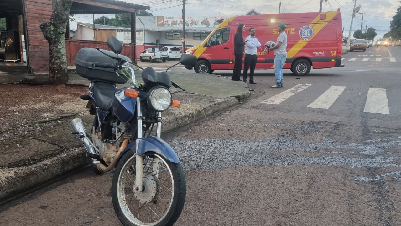 Motociclista fica ferida após ser arremessado em colisão contra carro no Periolo