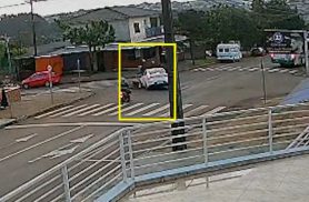 Arremessada: vídeo mostra fechada no trânsito que feriu motociclista no Periolo