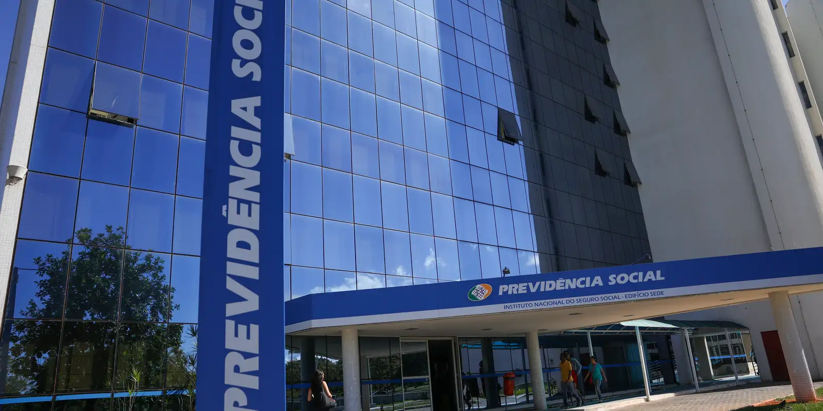 Imagem referente a Fila do INSS cai ao menor nível em 21 meses, com 1,8 milhão de pedidos