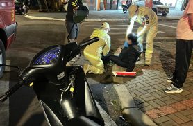 Mulher fica ferida após colisão entre moto e carro no Bairro Canadá