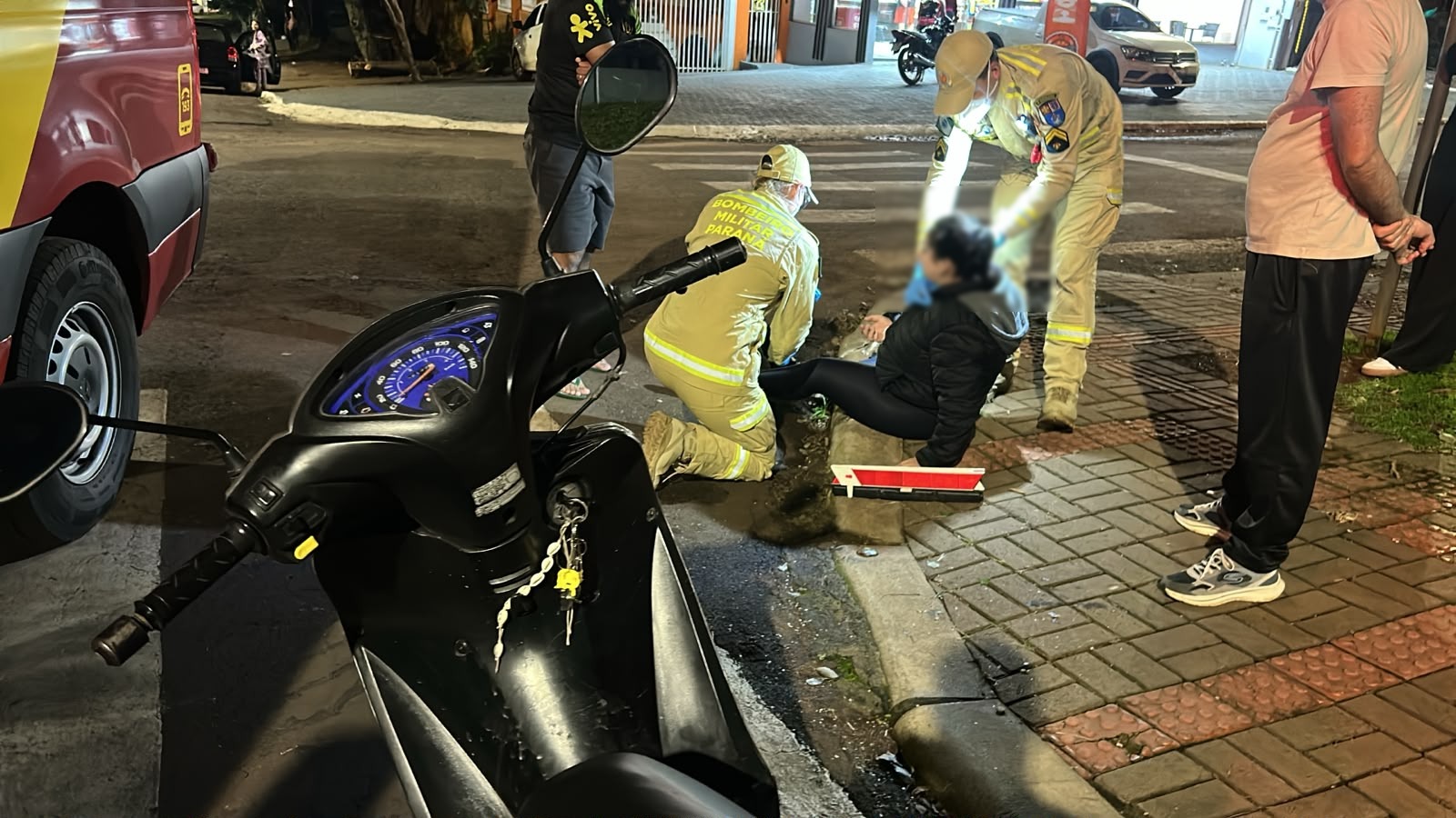 Mulher fica ferida após colisão entre moto e carro no Bairro Canadá