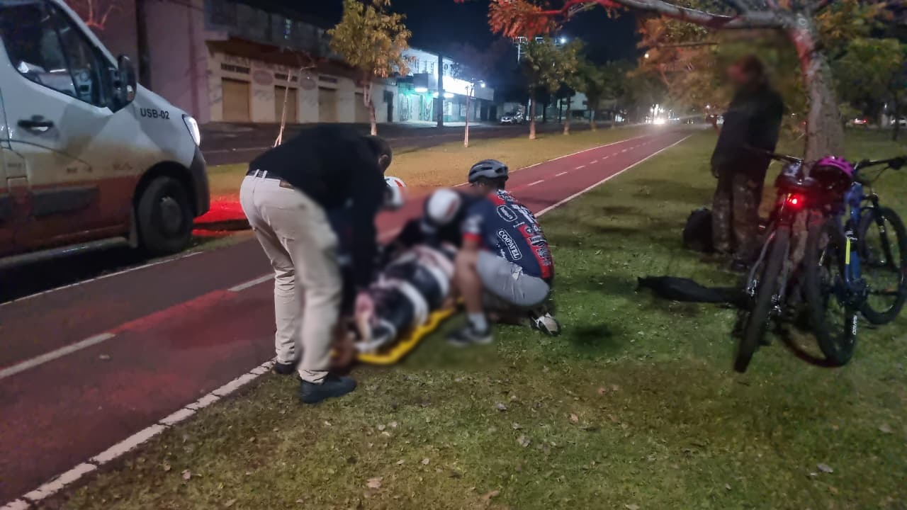 Mulher fica ferida após cair de bicicleta na ciclovia da Avenida Tancredo Neves