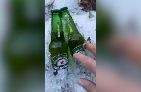 Após temporal, moradores aproveitam granizo para gelar cervejas em Cascavel Após temporal, moradores aproveitam granizo para gelar cervejas em Cascavel