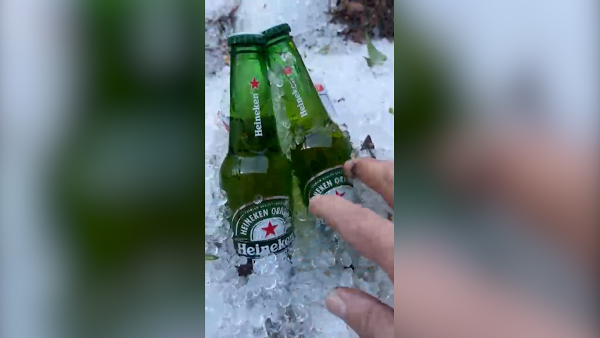 Após temporal, moradores aproveitam granizo para gelar cervejas em Cascavel