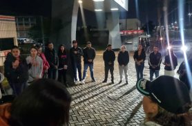 Corrente de oração reúne familiares no HU por recuperação de motociclista ferido em acidente Corrente de oração reúne familiares no HU por recuperação de motociclista ferido em acidente
