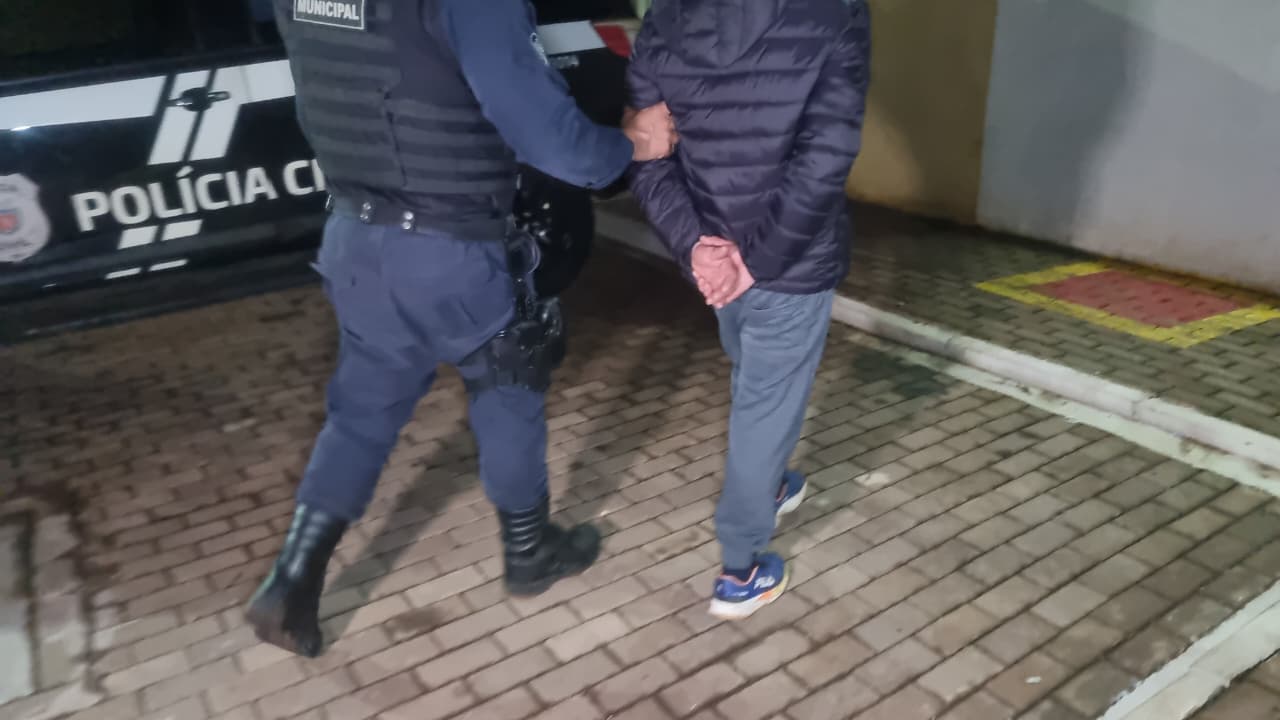 Homem de 36 anos é detido após tentar fugir de abordagem e ser flagrado com maconha
