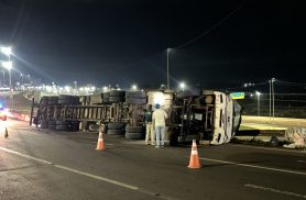 Carreta tomba no Trevo Cataratas e motorista fica ferido