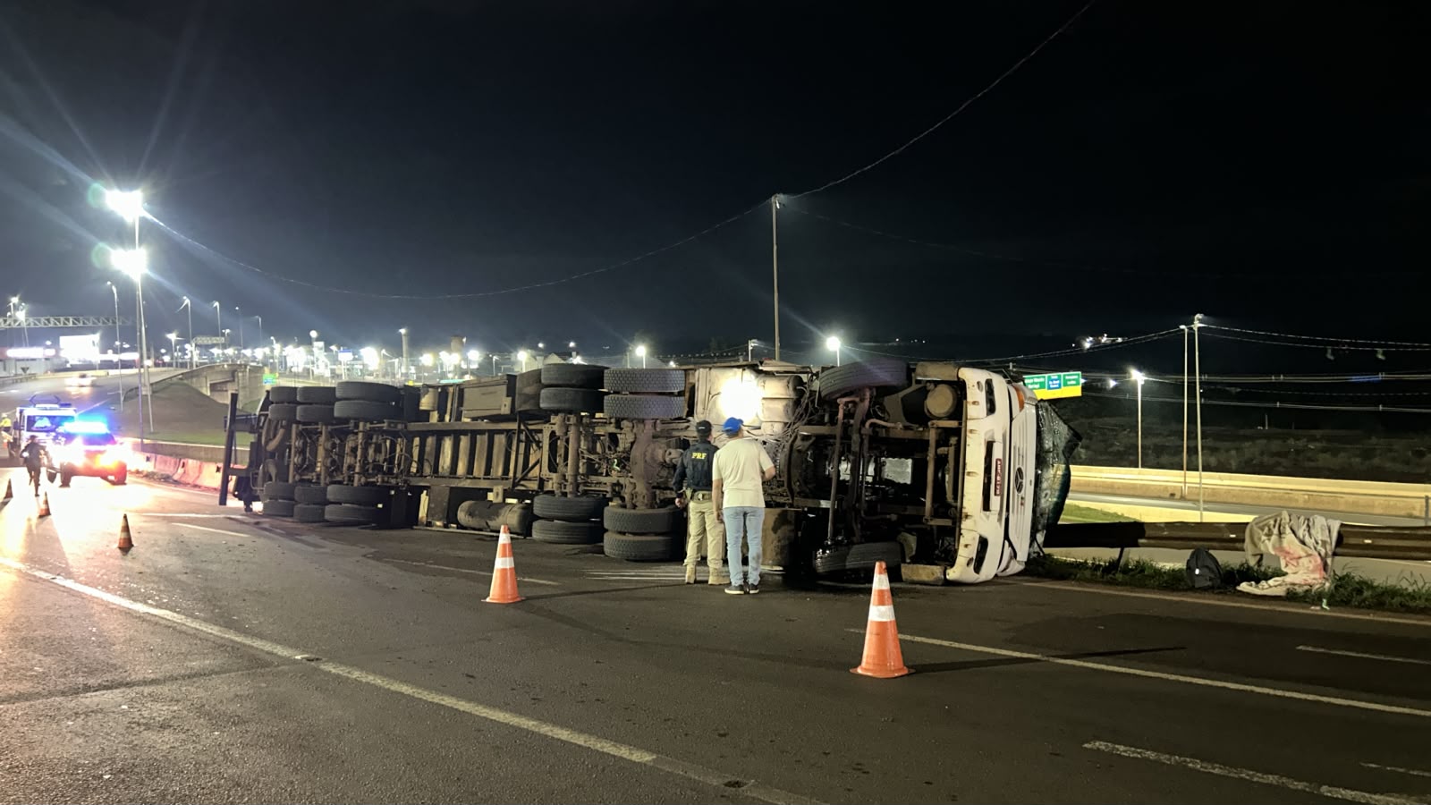 Carreta tomba no Trevo Cataratas e motorista fica ferido