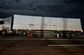 Carreta cai em canaleta após manobra para evitar acidente na BR-369