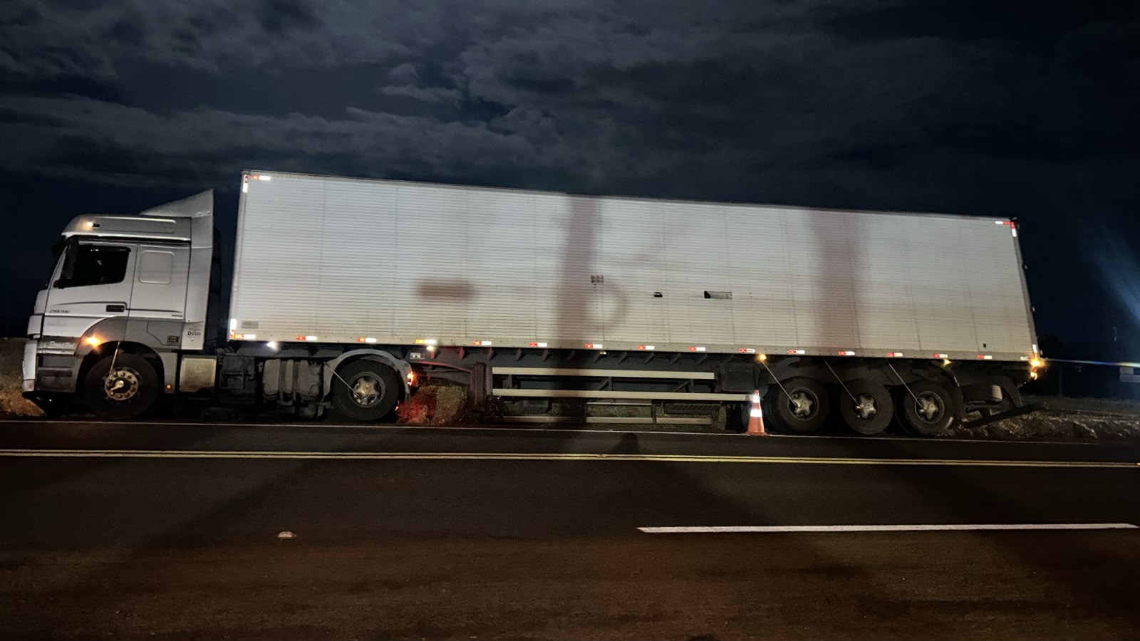Carreta cai em canaleta após manobra para evitar acidente na BR-369
