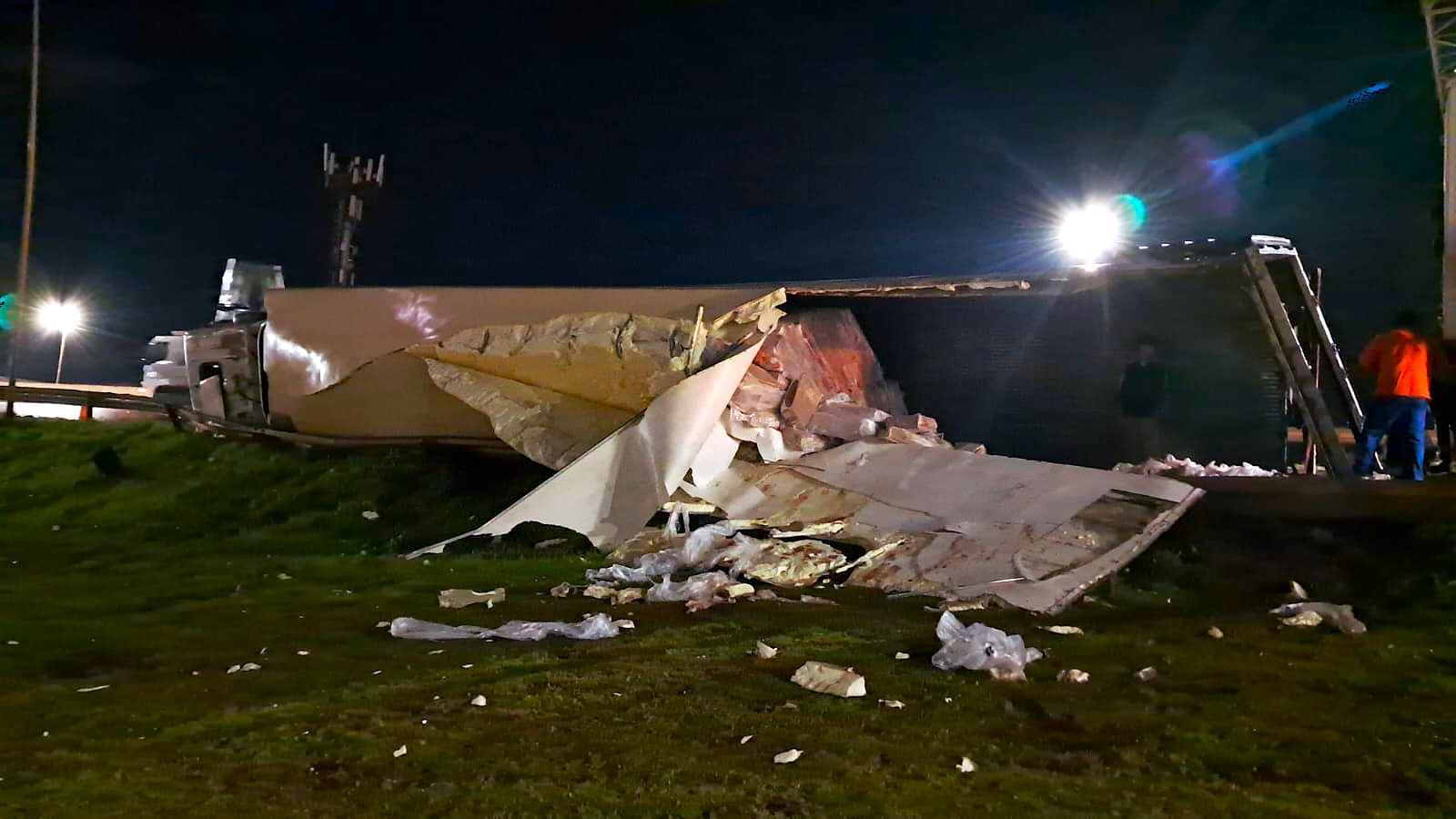 Neblina, pista molhada e carreta tombada exigem atenção redobrada no Trevo Cataratas