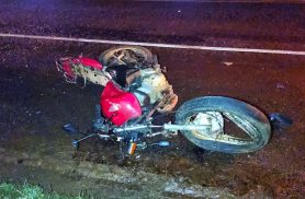 Motociclista atropela cachorro, cai e moto é atingida por dois carros na PRc-467; em Cascavel