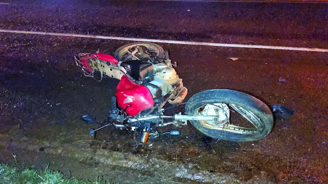 Motociclista atropela cachorro, cai e moto é atingida por dois carros na PRc-467; em Cascavel
