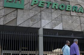 Com alívio da guerra, Petrobras reduz preço do querosene de aviação