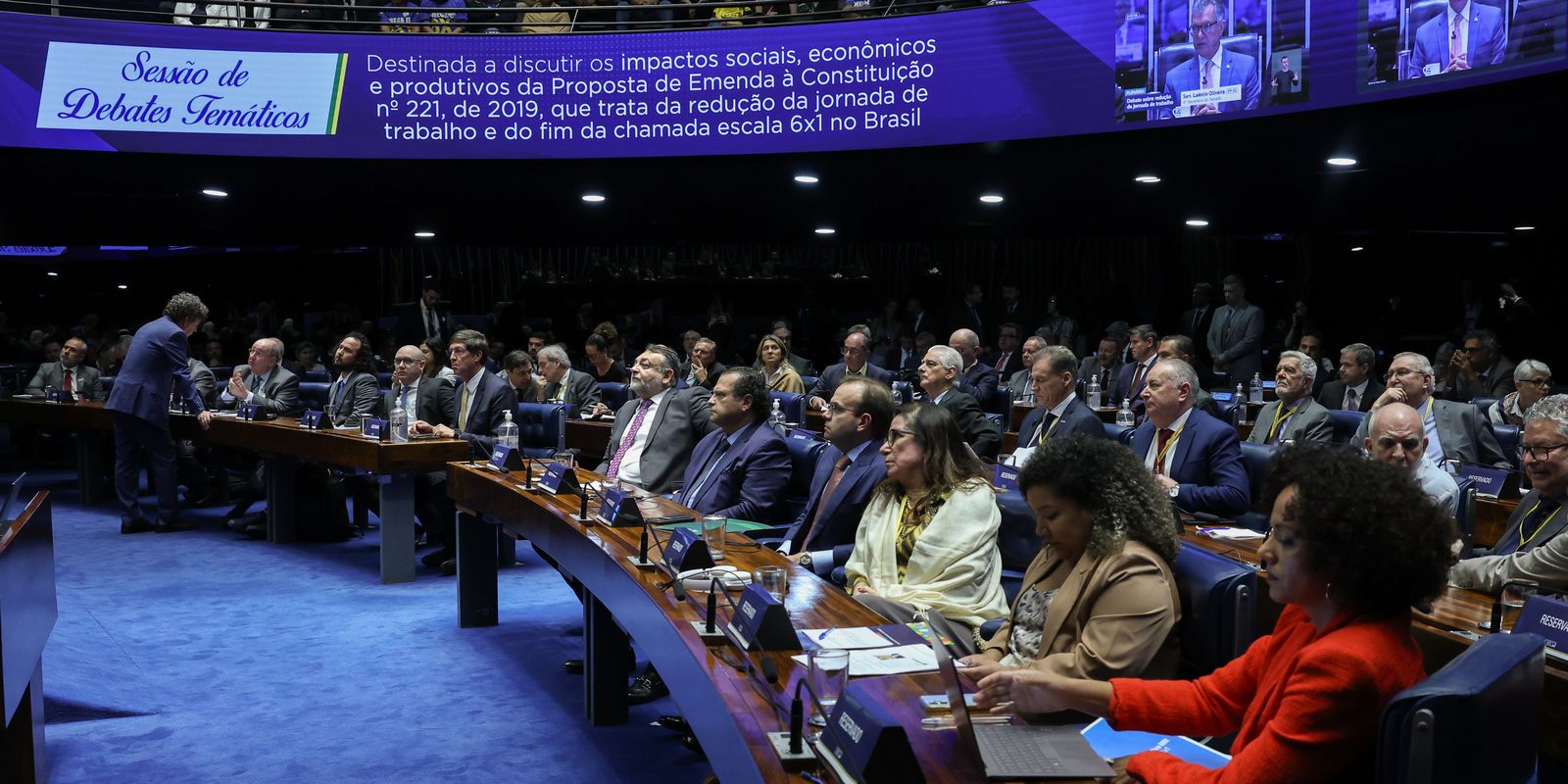 Imagem referente a Empresários atacam PEC 6x1 no Senado; sindicatos e governo defendem