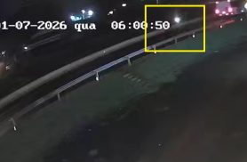Câmera registra momento em que motociclista atinge cachorro e sofre acidente na PRc-467, em Cascavel