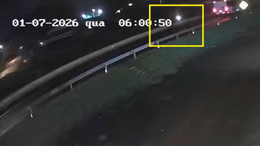Câmera registra momento em que motociclista atinge cachorro e sofre acidente na PRc-467, em Cascavel
