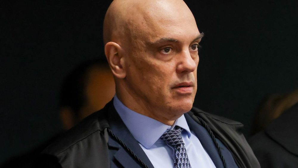 Moraes volta a pedir que PGR se manifeste sobre arma de Bolsonaro Imagem referente a Moraes volta a pedir que PGR se manifeste sobre arma de Bolsonaro