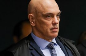Moraes volta a pedir que PGR se manifeste sobre arma de Bolsonaro