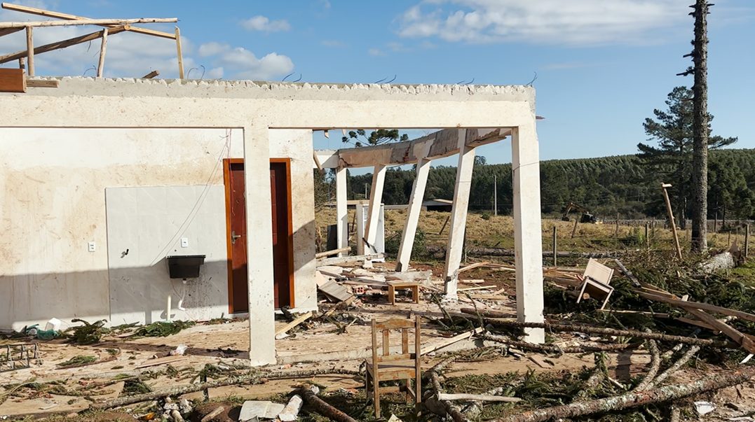 Simepar confirma passagem de tornado F2 no Paraná