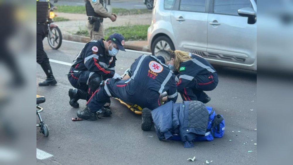 Motociclista fica ferido após acidente com dois carros na Avenida Tuiuti, em Maringá Imagem referente a Motociclista fica ferido após acidente com dois carros na Avenida Tuiuti, em Maringá